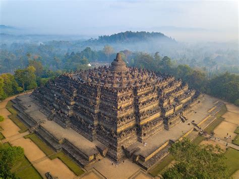 Borobudur Temppeli: Maailman Suurin Buddhalaistemppeli 800-luvulla Ja Java Saarten Arkkitehtuurinen Ihme