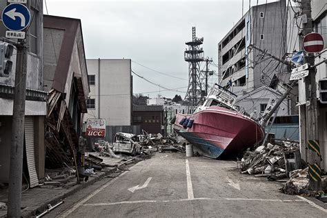 Tōhoku- maanjäristys ja tsunami, valtavan tsunamin tuhoisat seuraukset ja Japanin ydinvoimalan onnettomuus Fukushima Daiichillä